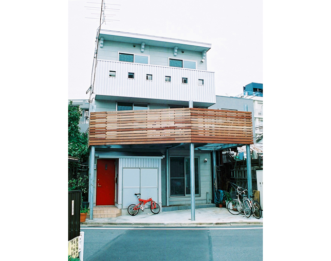 コンパクトな３階建て二世帯住宅