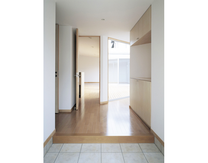 LDKと寝室への分かれ道となる玄関ホール