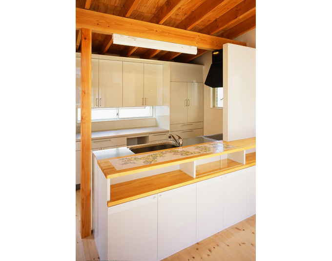 絵付けタイルが埋め込まれたキッチン