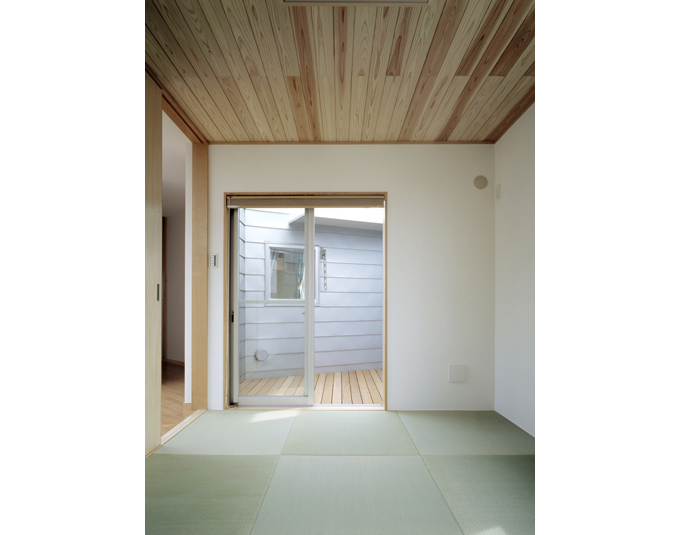 小さな中庭を持つ和室