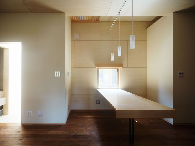 1本足のダイニングテーブル