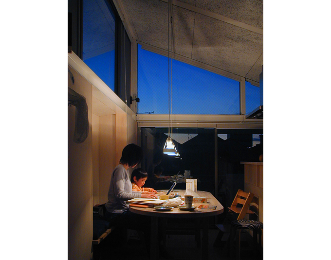 夕暮れ時の食卓