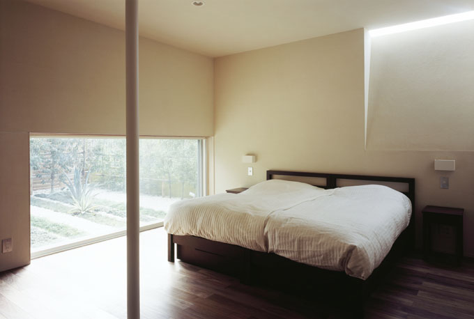 プライバシーに配慮した落ち着いた寝室