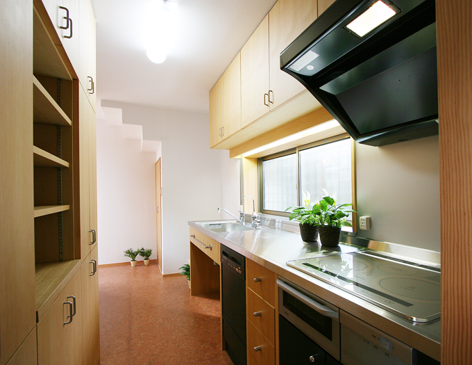 収納いっぱいの大工さんの造るオーダーメイドキッチン