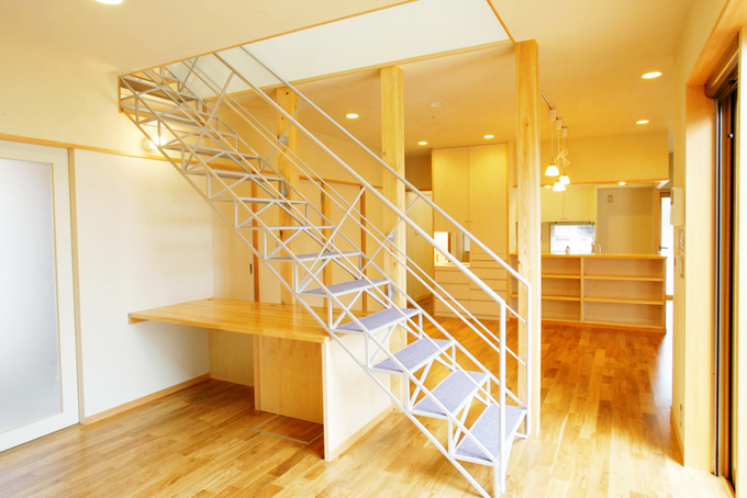 リビングとトラス階段とワークスペース
