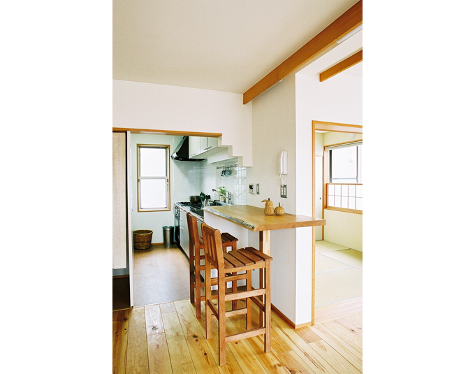 無垢の厚板カウンターがアクセントのキッチン