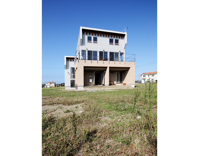 展望を重視した海側の外観