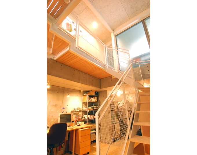 地下から1階の吹抜けをみる