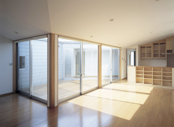 台形の中庭を取り囲むLDK