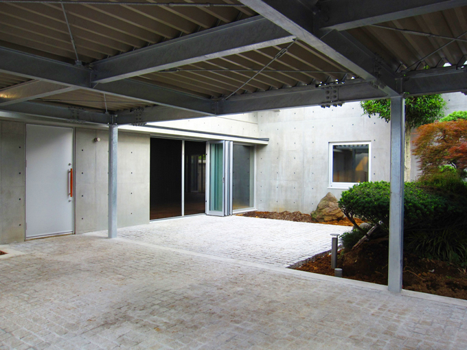 ガレージから繋がる中庭