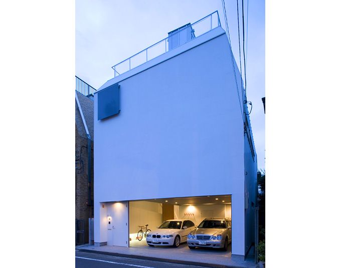 シャッター付きのガレージのある住宅