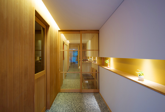 路地を模したエントランス空間（前室）