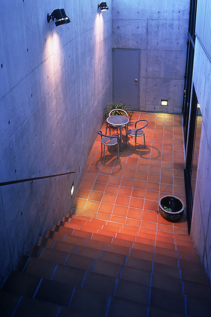 クールなコンクリート打放しの空間に、暖かみを与える素焼きのタイル。
