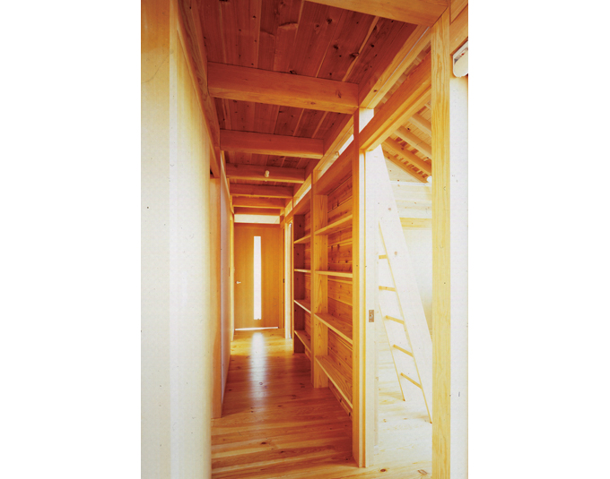 子供室の壁：柱の奥行きで壁面収納壁面上部の開口部