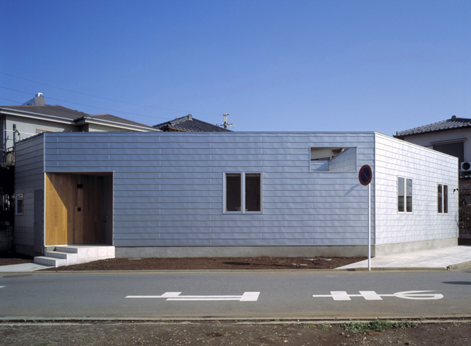 屋根・外壁ともにガルバリウム鋼板で仕上げられた平屋