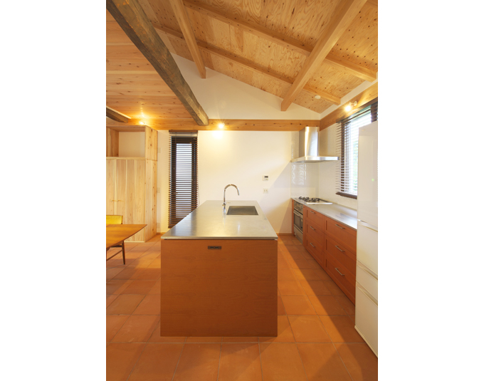 収納たっぷりの明るいキッチン