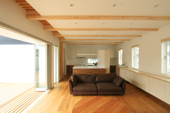 天井高さ2.7Mの居間・食堂・台所一体空間