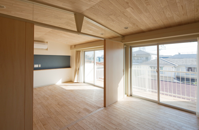 天井を上げて区間的広がりを作った寝室