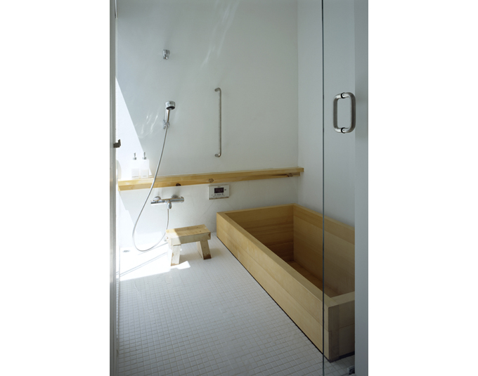 木が映える浴室