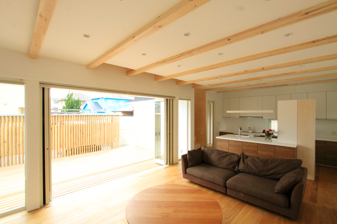 ガレージの背壁で開放的で落ち着くコートテラスを形成