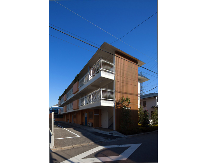 格子ですっきりと生まれ変わった外観