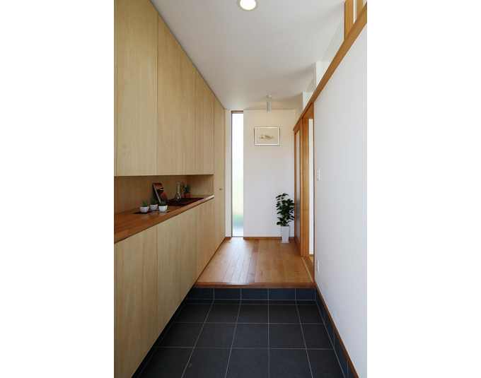 明かり取りの窓とクローゼットがついた玄関