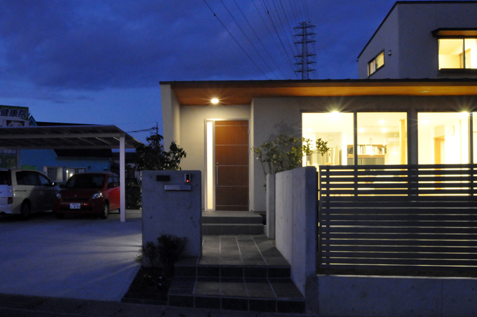 アプローチの夜景