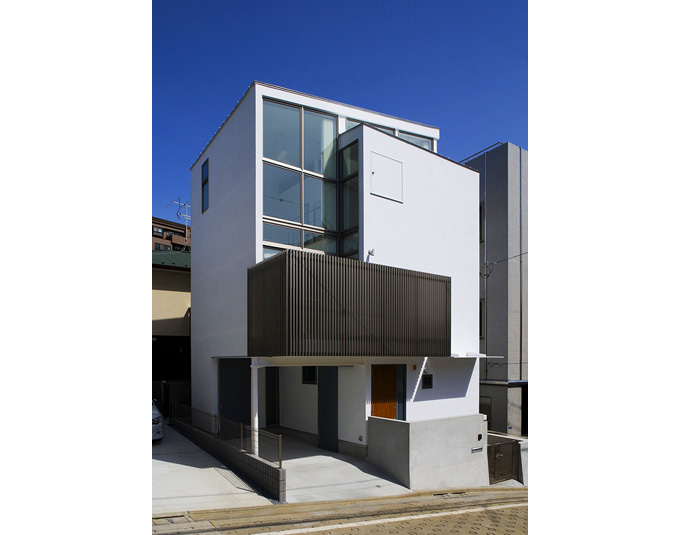 大開口のあるシンプルな外観