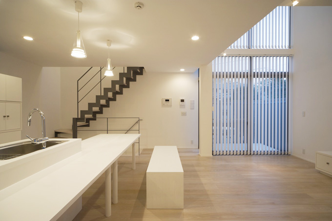 ノビノビとしたキッチンカウンターとリビング