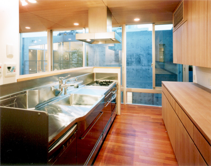 開口に面した開放的な対面式キッチン