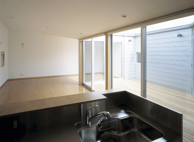 中庭・リビングを臨むキッチン