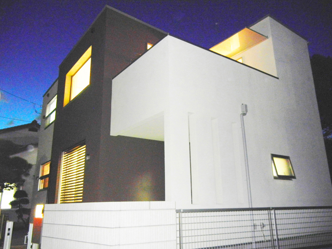 明かりのともった外観（夕景）