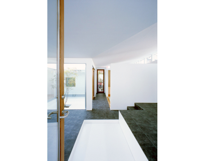 木製の玄関扉を開けると大きな一体空間