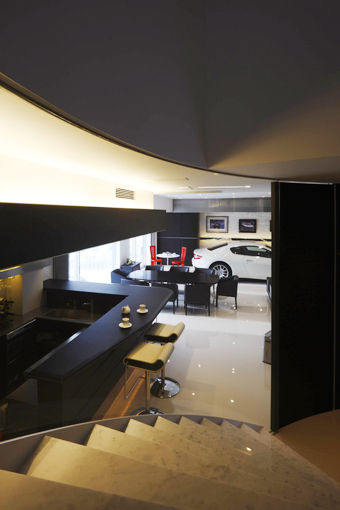 バーカウンターのあるインナーガレージ