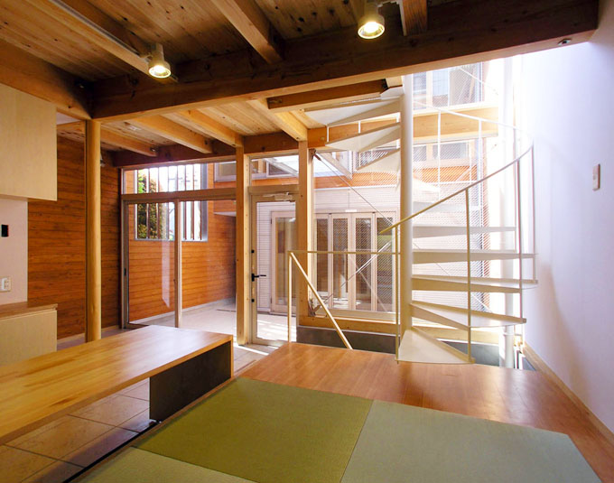 自然光を妨げない螺旋階段