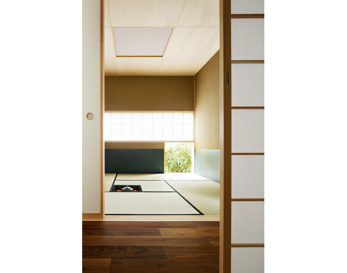 水屋からお茶室をみる