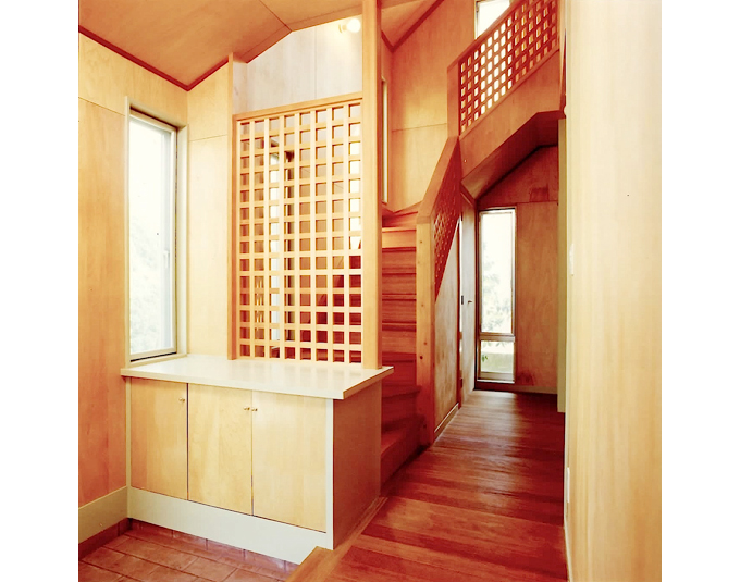 木の格子を使った玄関ホールと階段