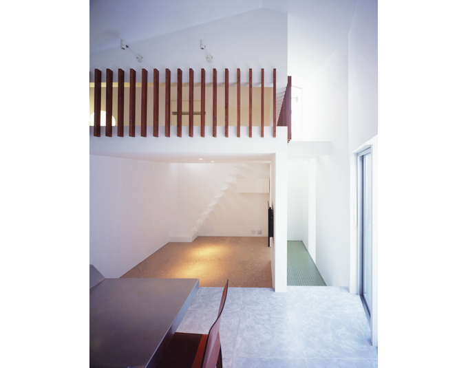 キッチン、リビング、格子の裏のロフト