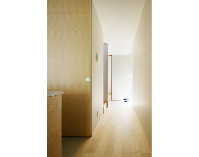 玄関ホールにある低い窓。