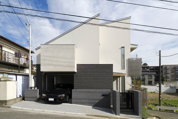 西日の強い外壁は窓を絞る