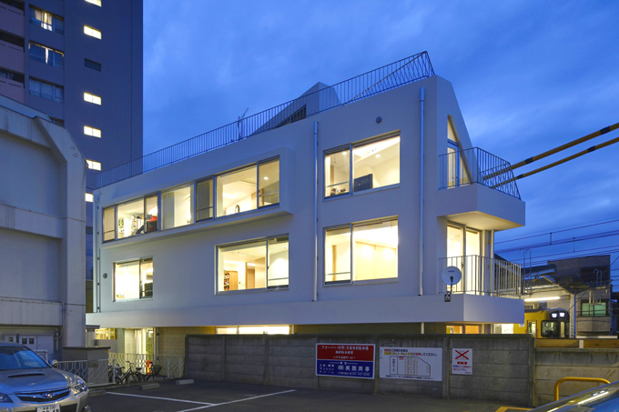 別々の方向を向く、店舗と二世帯住宅