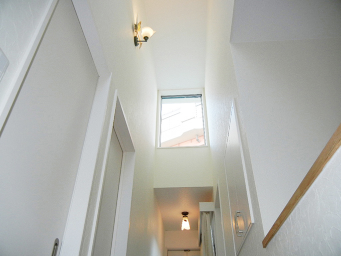 光は降り注ぐ廊下