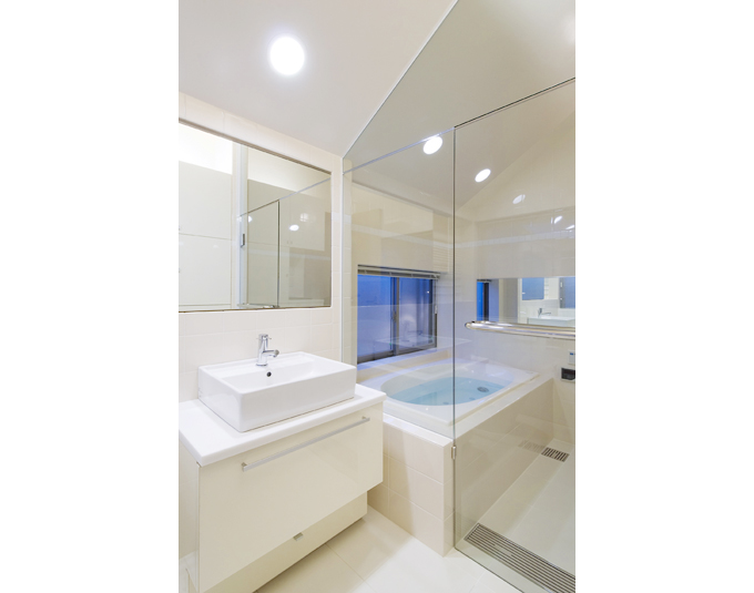 斜め天井で狭いながらも開放的な洗面・浴室