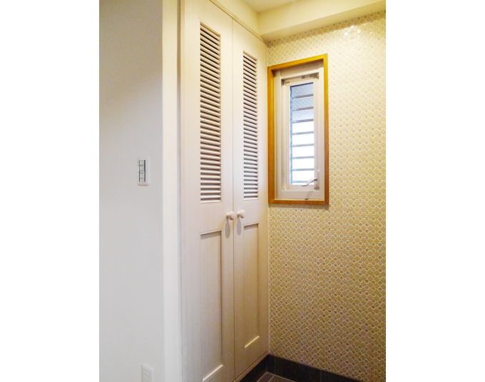 きらめくタイル壁でお出迎え玄関