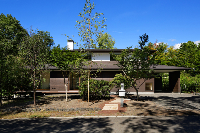 外観。水平に深く伸びる軒が特徴です。