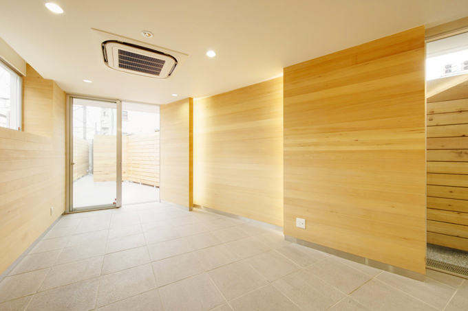 外壁を反転させた、木の内壁