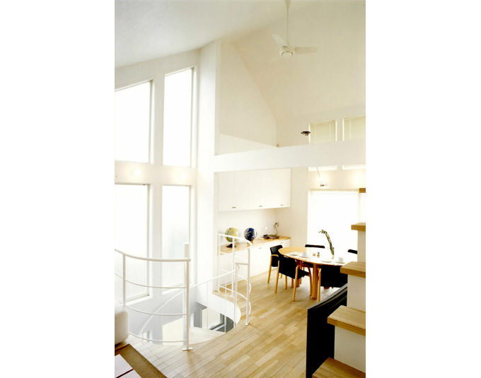 螺旋階段を上がると２階リビングダイニング
