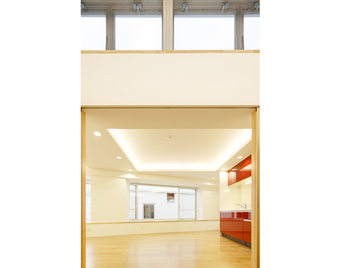 上下の窓がつくり出す、別々の場所