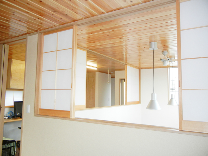 光を取り込む障子開口