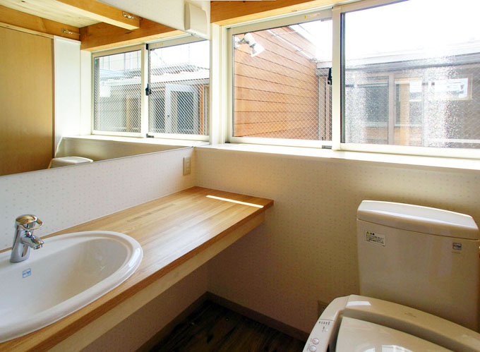 中庭に面した洗面室